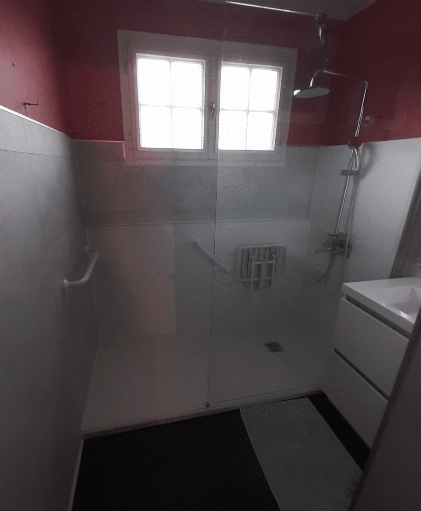 Salle de bain PMR